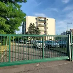 Rdc Calme Avec Parking Ferme Pres Autoroute Et Tram C Апартаменты