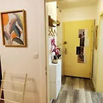 Rdc Calme Avec Parking Ferme Pres Autoroute Et Tram C Апартаменты *