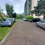 Rdc Calme Avec Parking Ferme Pres Autoroute Et Tram C