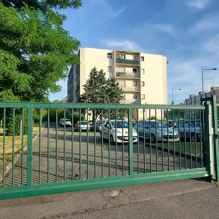 Rdc Calme Avec Parking Ferme Pres Autoroute Et Tram C Apartmán