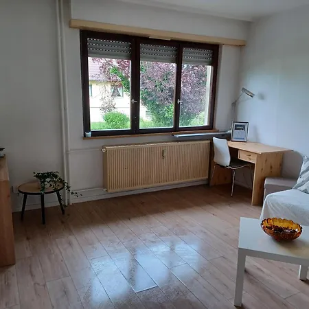 Rdc Calme Avec Parking Ferme Pres Autoroute Et Tram C