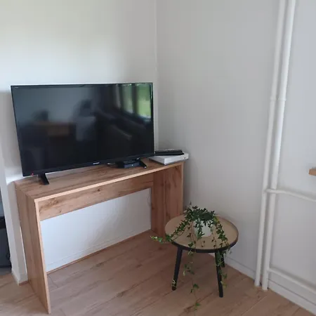 Rdc Calme Avec Parking Ferme Pres Autoroute Et Tram C شقة *