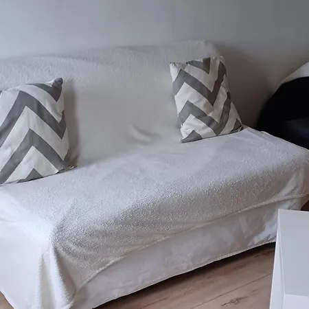 Rdc Calme Avec Parking Ferme Pres Autoroute Et Tram C