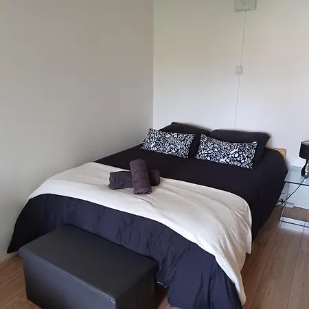 Rdc Calme Avec Parking Ferme Pres Autoroute Et Tram C * Mylhúzy