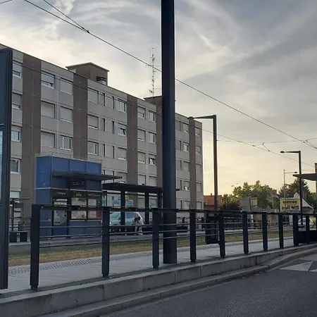 Lumineux 1 Pièce Avec Parking Fermé Et Arrêt De Tram à 100 M Appartement