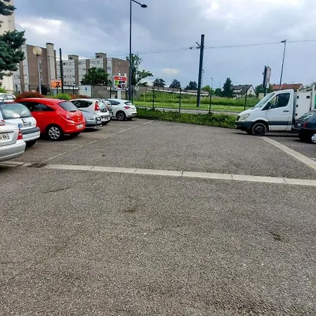 Rdc Calme Avec Parking Ferme Pres Autoroute Et Tram C Apartmán *