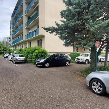 Rdc Calme Avec Parking Ferme Pres Autoroute Et Tram C شقة مُلووز