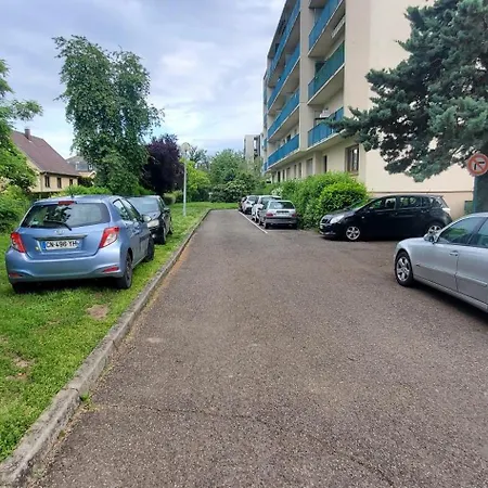 Rdc Calme Avec Parking Ferme Pres Autoroute Et Tram C