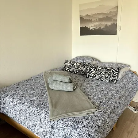 Rdc Calme Avec Parking Ferme Pres Autoroute Et Tram C *