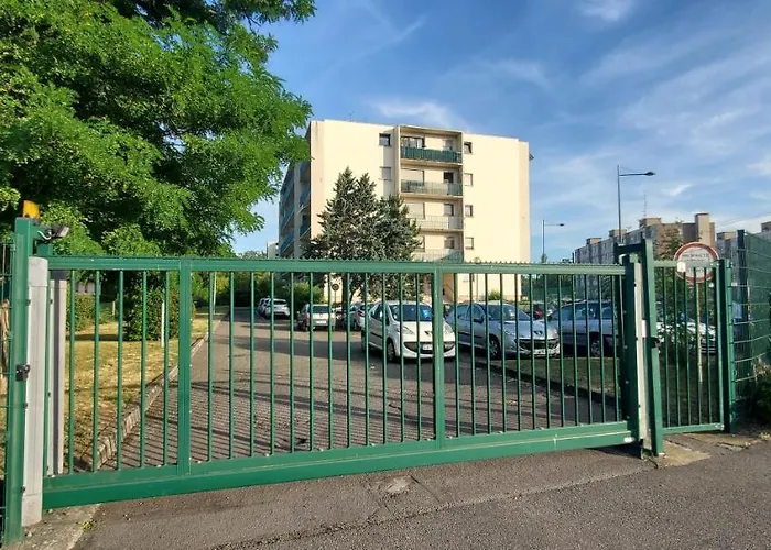 Rdc Calme Avec Parking Ferme Pres Autoroute Et Tram C Appartement