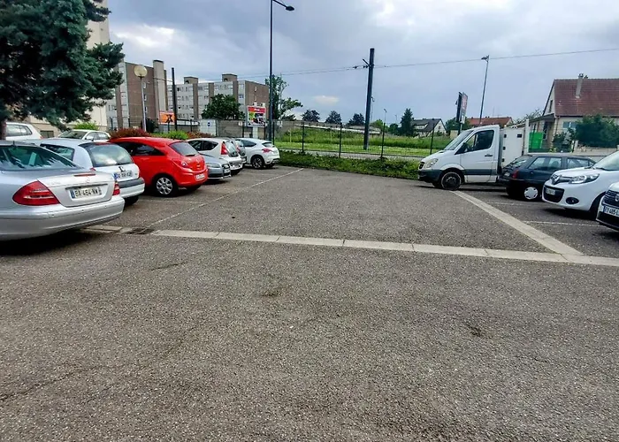 Rdc Calme Avec Parking Ferme Pres Autoroute Et Tram C Appartement *