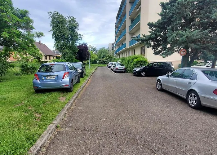Rdc Calme Avec Parking Ferme Pres Autoroute Et Tram C